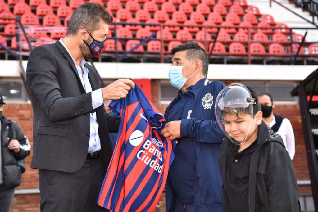 El Diegonauta: con una llamativa máscara, Maradona dirigió el amistoso con San Lorenzo y se abrazó con Tinelli