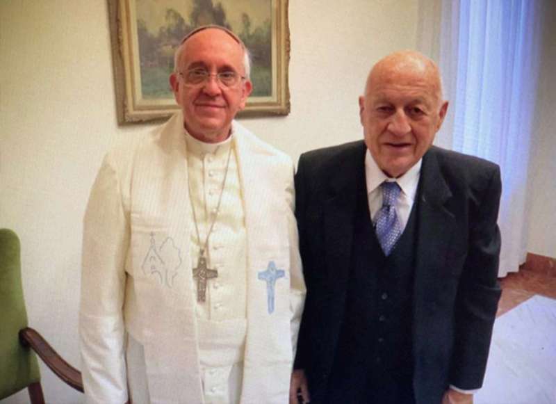 Murió Carlos Samaría, el zapatero del Papa Francisco y el Pontífice le dio una emotiva despedida