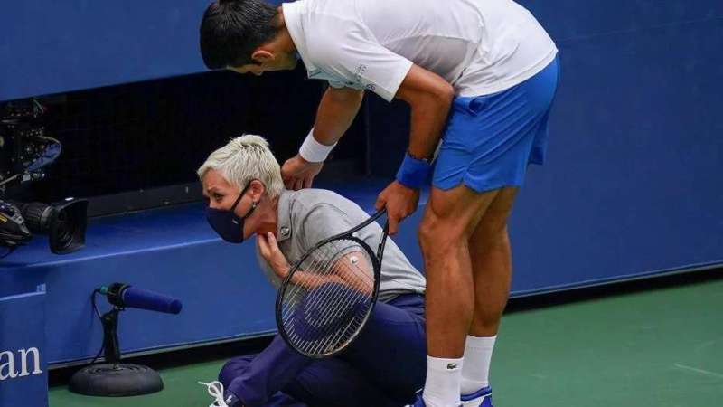 Novak Djokovic fue descalificado del US Open por pegarle un pelotazo a una jueza de línea