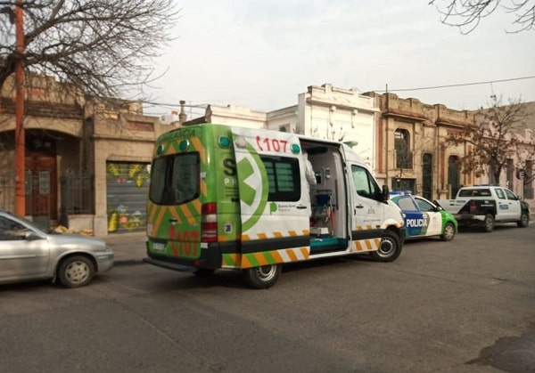 Perdió un dedo cuando intentó rescatar a unos gatos