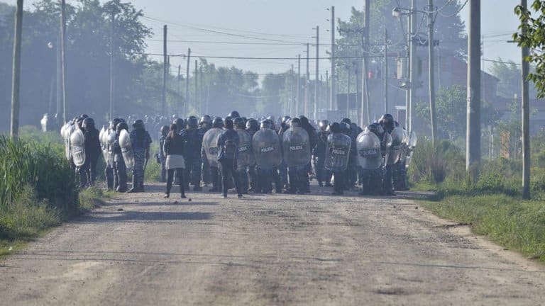 Extrema tensión en el desalojo de Guernica: la Policía dispara balas de goma