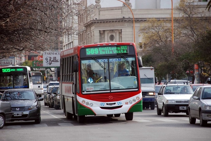 Colectivos: qué pasará con las frecuencias y con los pasajeros “no esenciales”