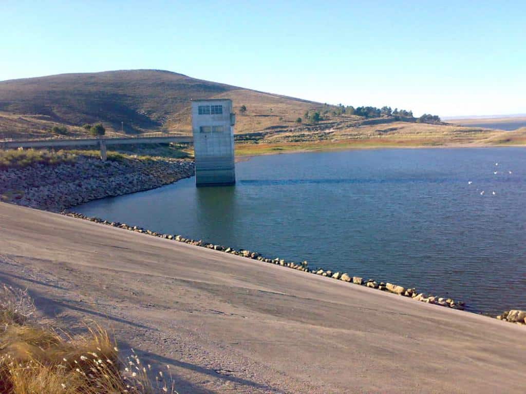 Falta de agua en Bahía: ABSA aseguró que es por la presencia de algas en el dique