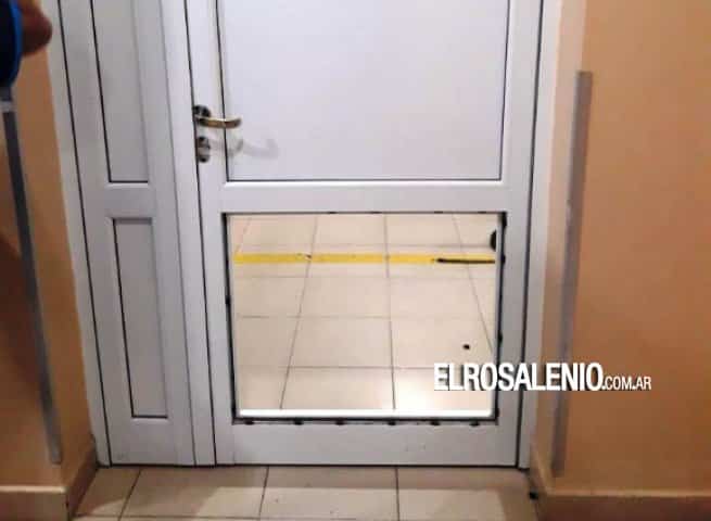 Rompió la puerta de la guardia del hospital porque le dijeron que tenía que esperar