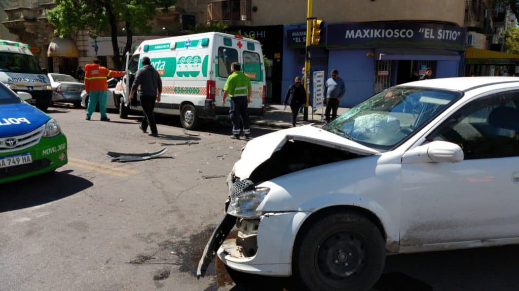 Fuerte choque entre un taxi y una ambulancia
