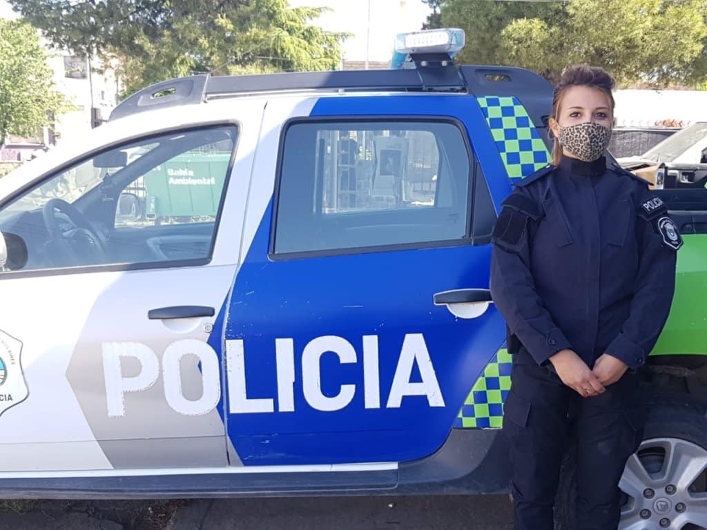 La historia de la policía que asistió a una joven madre para dar a luz