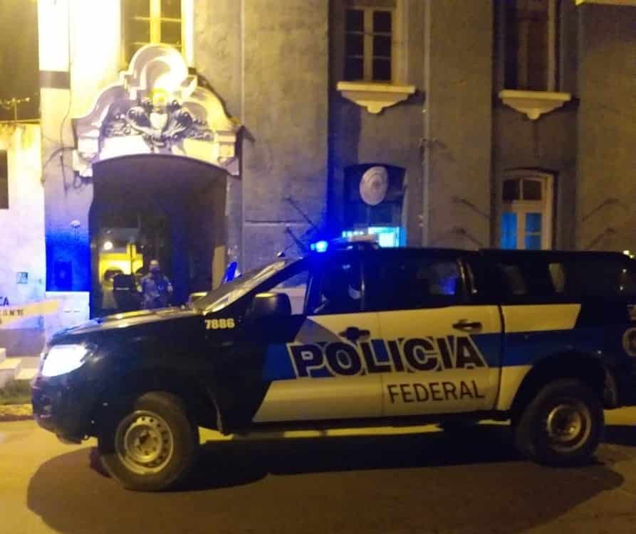 Solicitan continúen detenidos policías acusados de extorsión