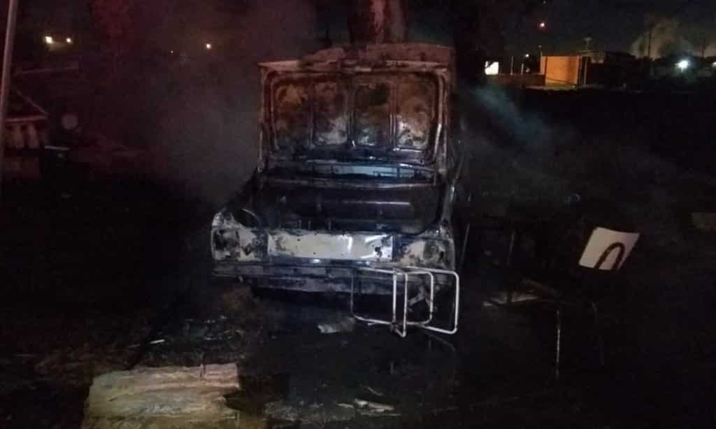 Un incendio destruyó un auto e investigan la causa