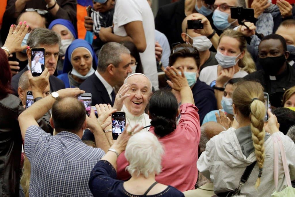 El papa Francisco y sus colaboradores, sin tapabocas a pesar de que es obligatorio