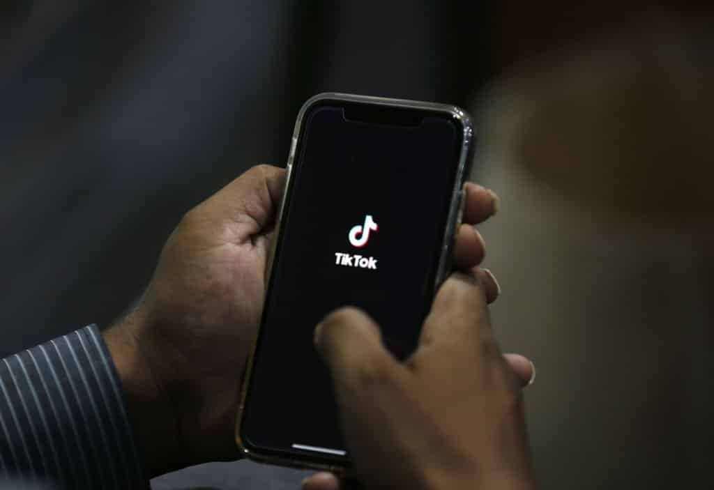 Qué se sabe de los adolescentes acusados de abusar de un compañero para cumplir con un reto de TikTok