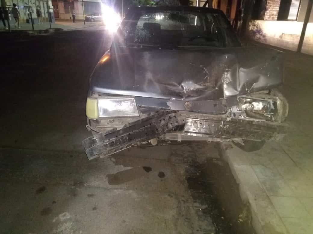 Perdió el control del auto y chocó contra una casa