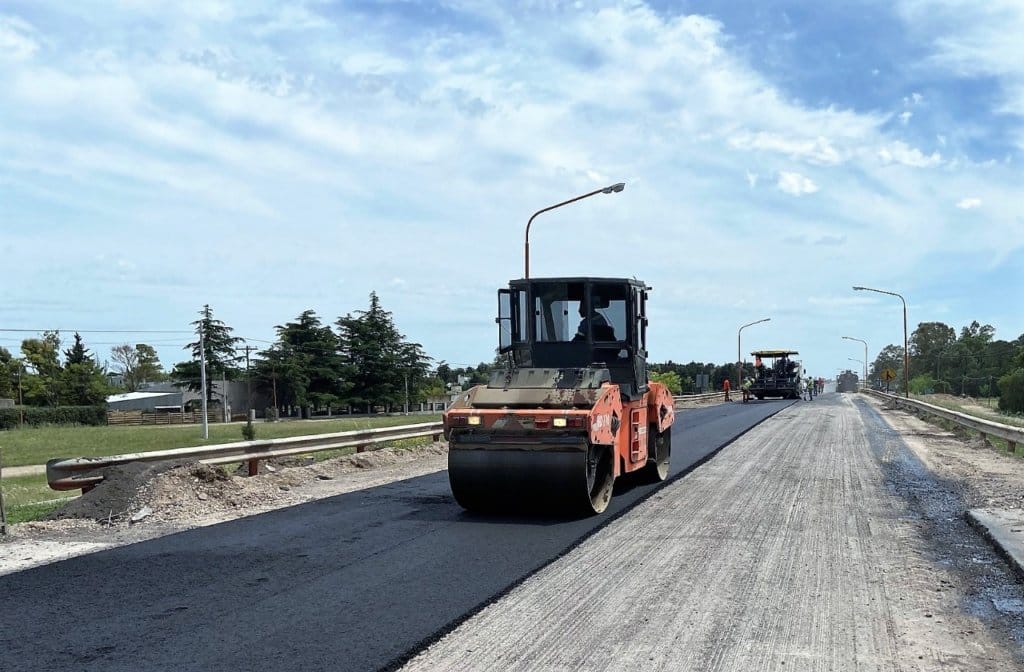 Continúan los trabajos de repavimentación en la RN 33 en la localidad de Pigüe