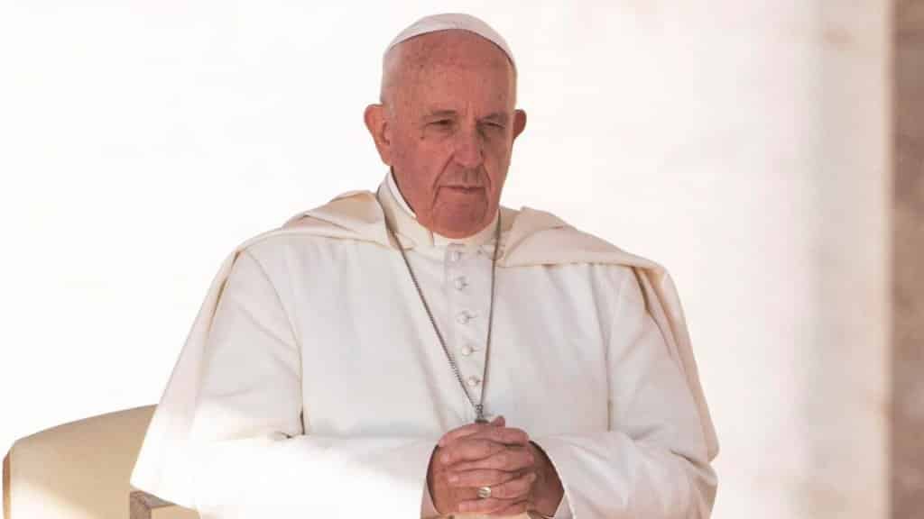 El “like” del papa Francisco a una modelo en bikini que hizo arder Instagram