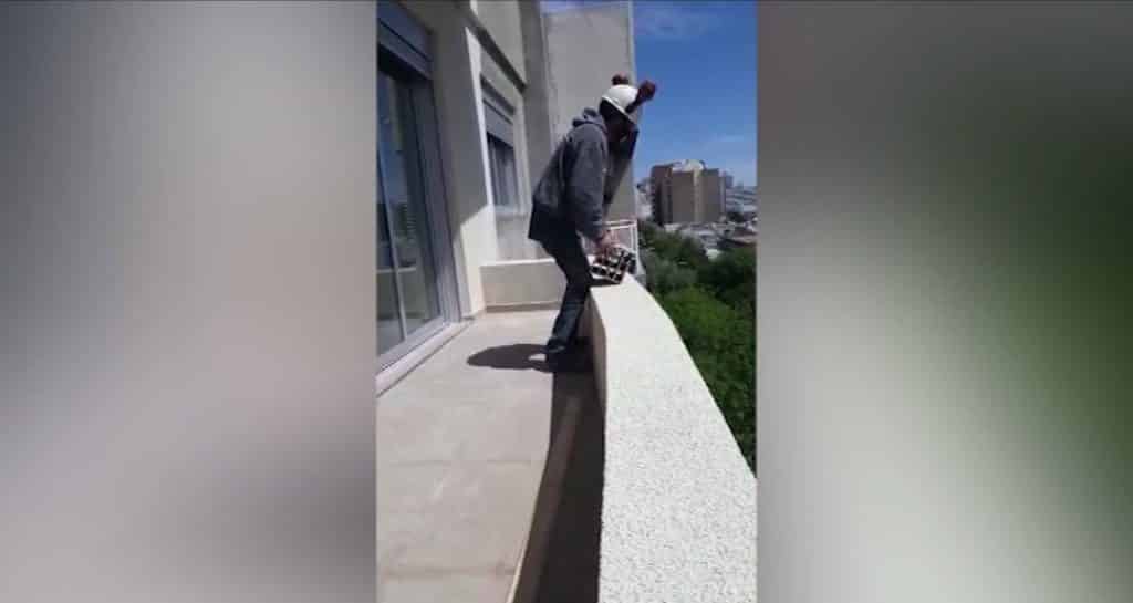 Irresponsabilidad total: obreros lanzan ladrillos desde un edificio
