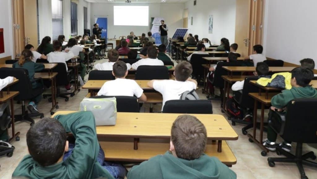 El Gobierno analiza medidas para regular las cuotas de los colegios privados
