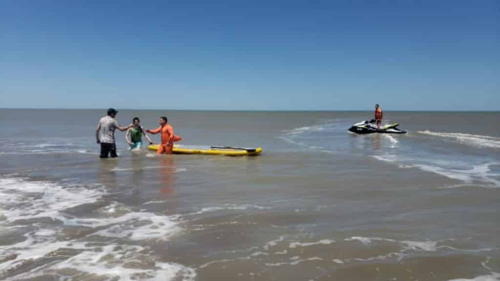 Monte Hermoso: rescatan a una pareja que fue arrastrada por el viento, mar adentro