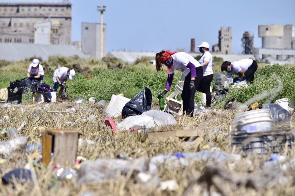 Más de 130 voluntarios participaron de la limpieza del arroyo Napostá