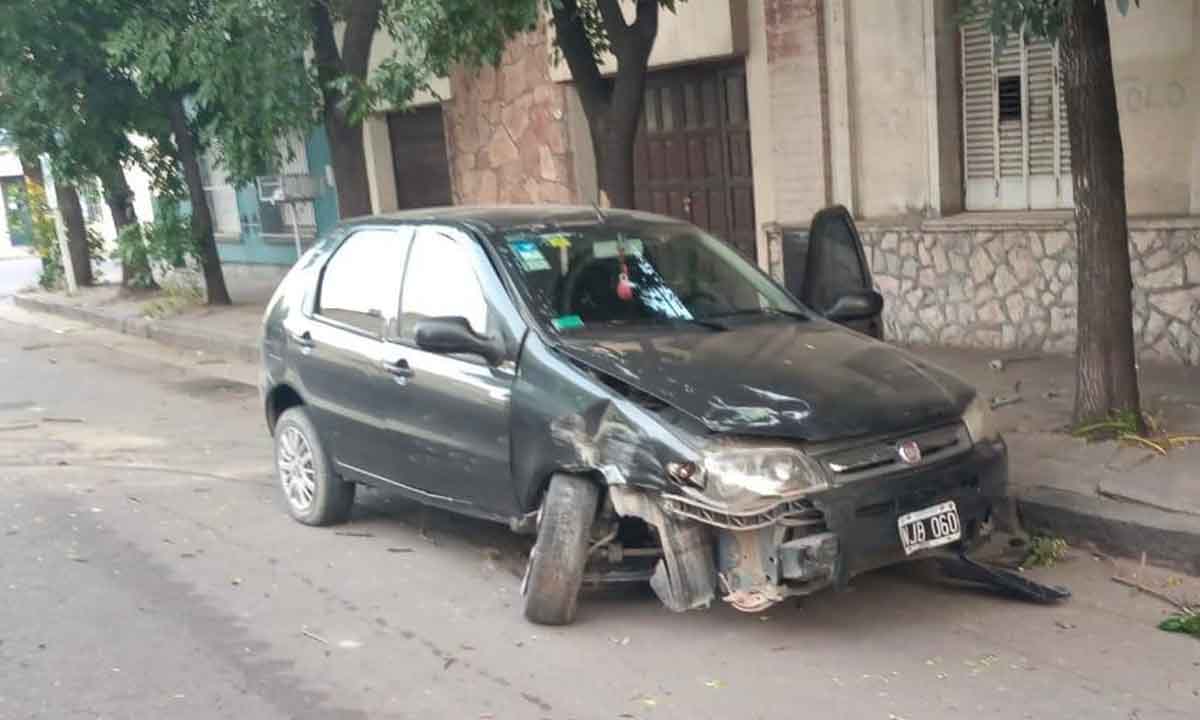 Manejaba alcoholizada y chocó contra un árbol