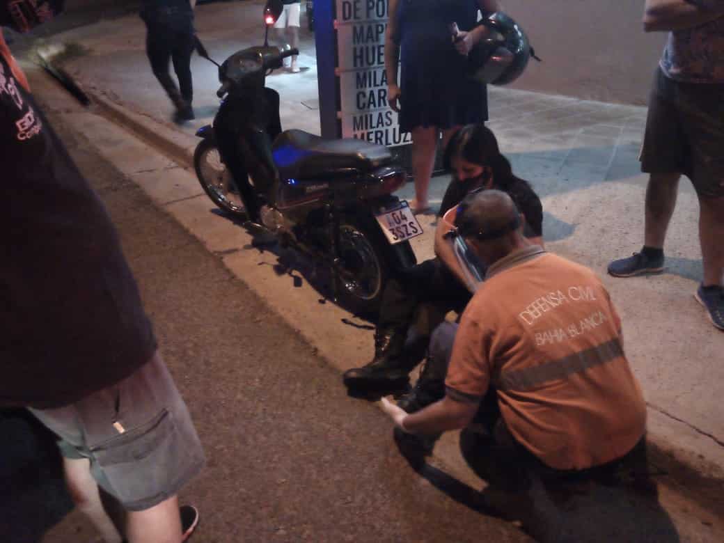 Chocó a una motociclista y se dio a la fuga