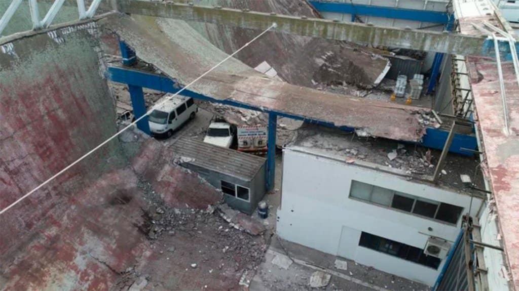 Derrumbe en Mar del Plata: se cayó el techo de un depósito y aplastó a decenas de autos