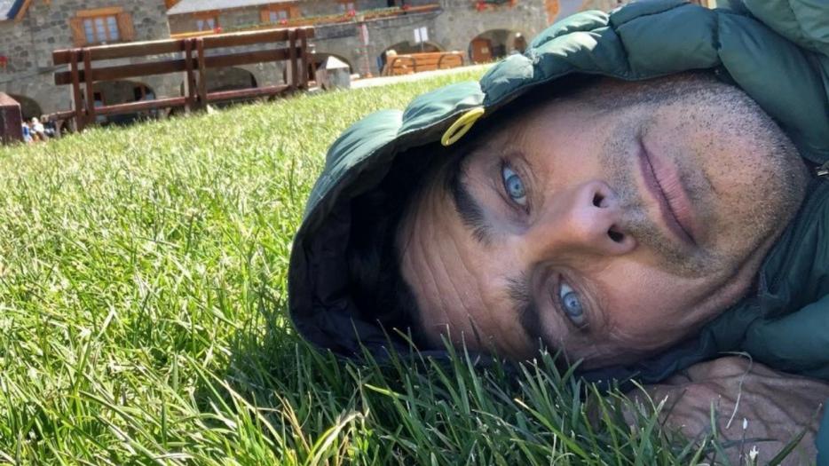 Hernán Drago en su mejor momento de relax en Bariloche: “Hablemos de la siesta que me pegué en el pasto del Centro Cívico”