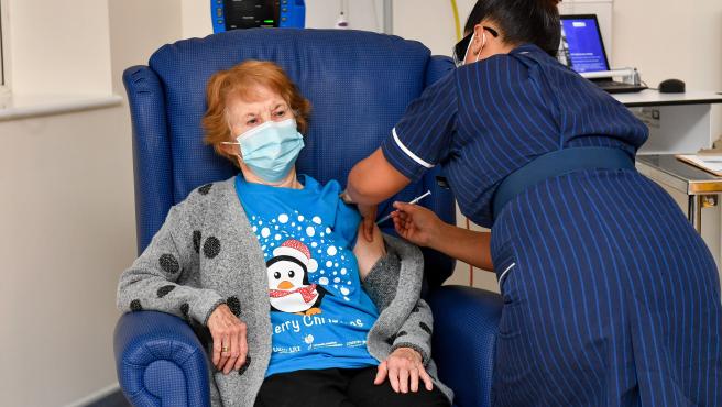 El Reino Unido inició la vacunación masiva contra el coronavirus