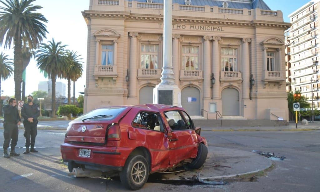 Evoluciona automovilista que choco el mástil de Alem y Alsina