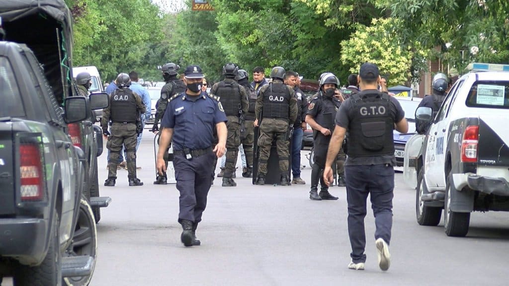 Conflicto en la UOCRA: un grupo de personas tomó el gremio y se atrincheraron