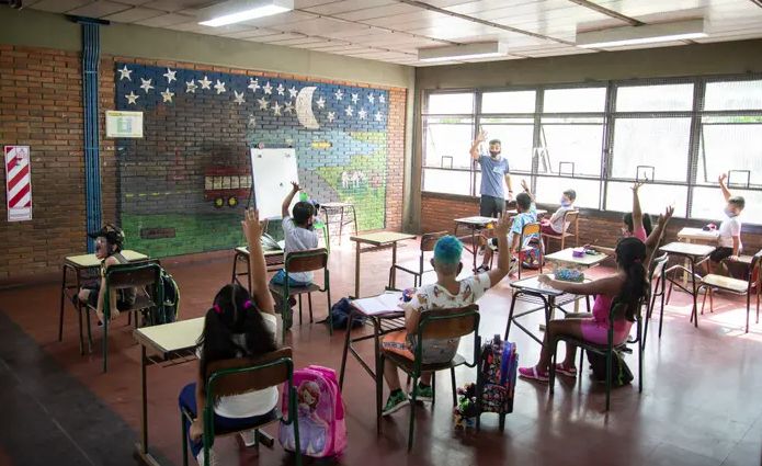 Una hora más de clases: las dudas de los gremios docentes y los padres