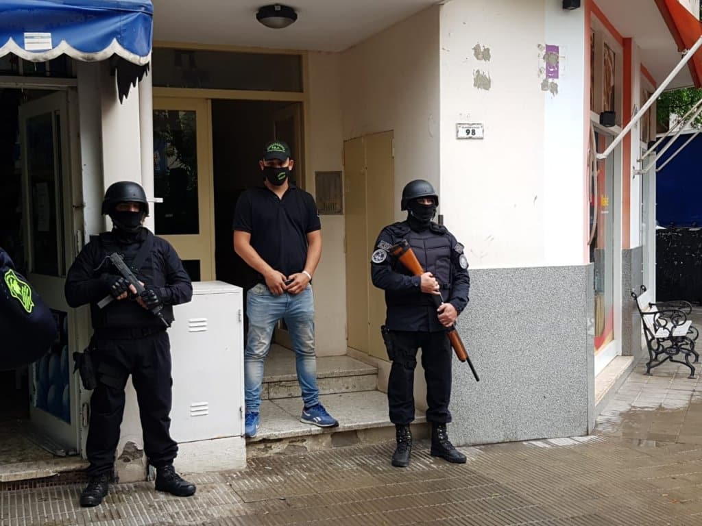 Detienen a una policía bahiense por venta de droga
