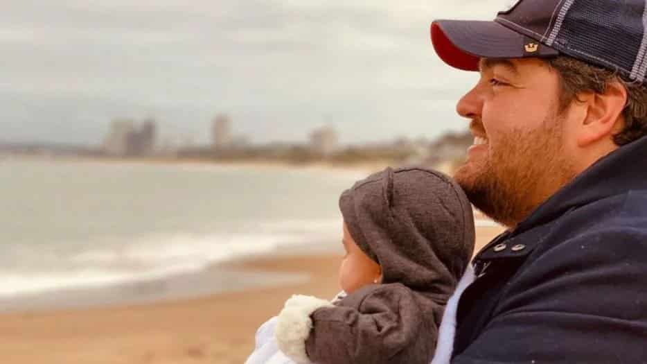Darío Barassi mostró a su hija en pijama y descalza, abrazando a su perro: “Todo lo que está bien en esta foto”