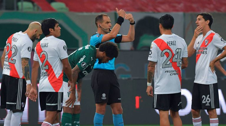 El VAR, protagonista en Brasil: el gol anulado a Montiel y el penal que le negó a River