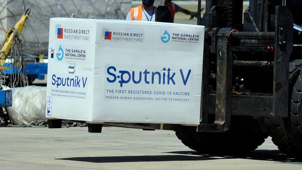 Llegó otro vuelo de Aerolíneas Argentinas con 732.500 Sputnik V: cómo sigue la vacunación en el país