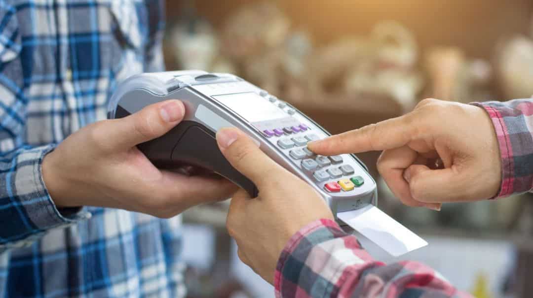 La AFIP vigila las compras con tarjeta de débito: hasta qué montos se podrá gastar sin controles