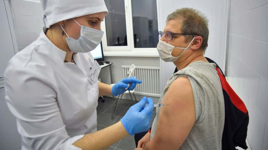 Rusia dice que su segunda vacuna contra el coronavirus tiene 100% de efectividad