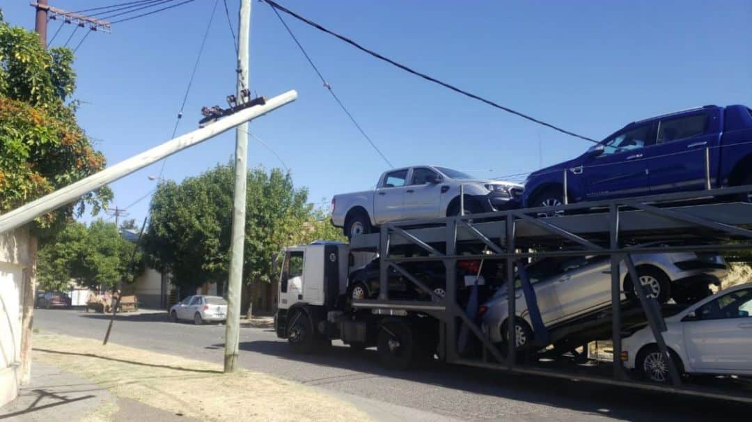 Tiró parte del tendido eléctrico.