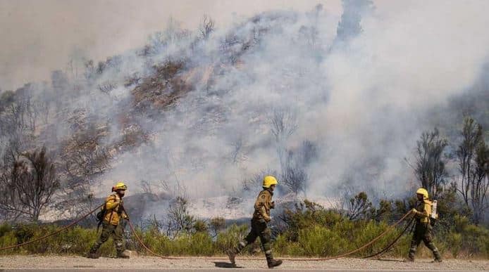 El Bolsón: el fuego traspasó la cumbre del cerro Piltriquitrón y amenaza a un poblado mapuche