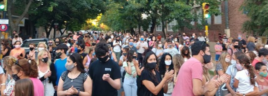 Masiva manifestación de padres pidiendo el regreso a las aulas en las Escuelas Medias