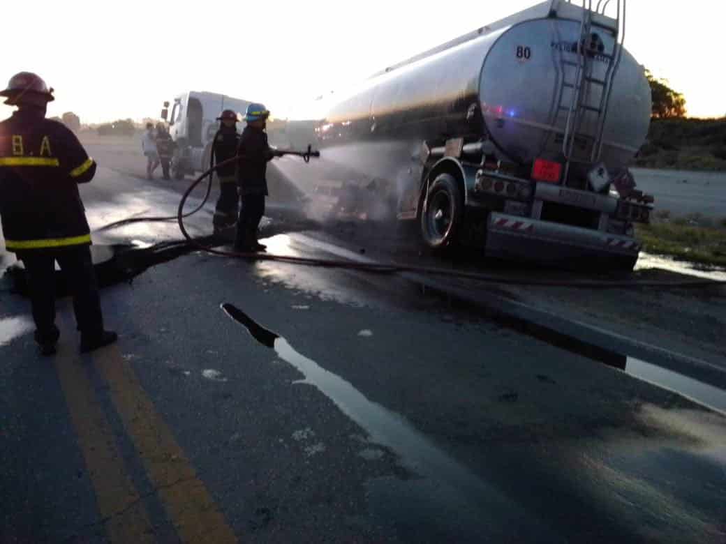 Se incendió un camión con metanol en la ruta 33