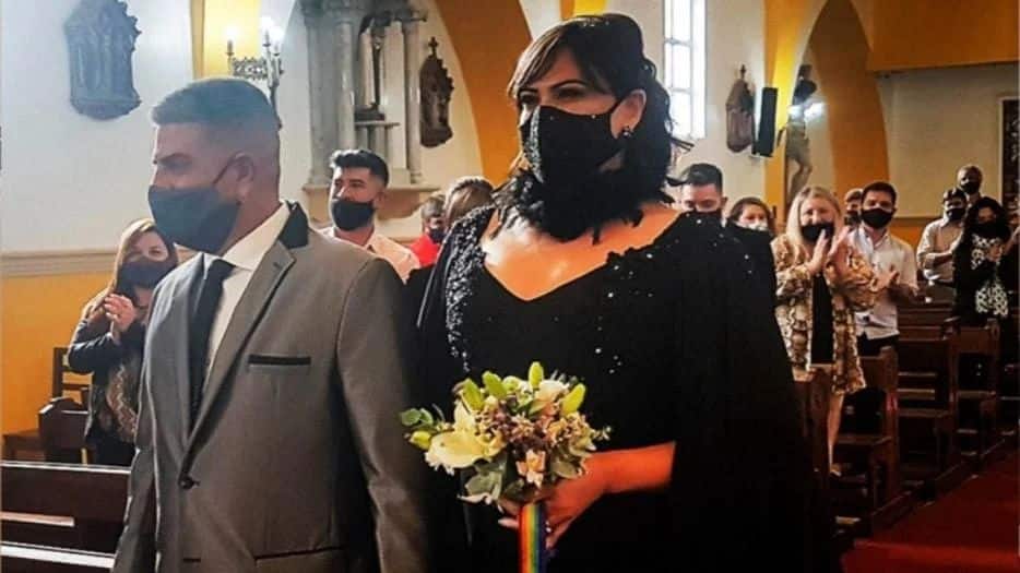Un sacerdote de Ushuaia casó a un hombre y a una mujer trans y la Iglesia salió a criticarlo