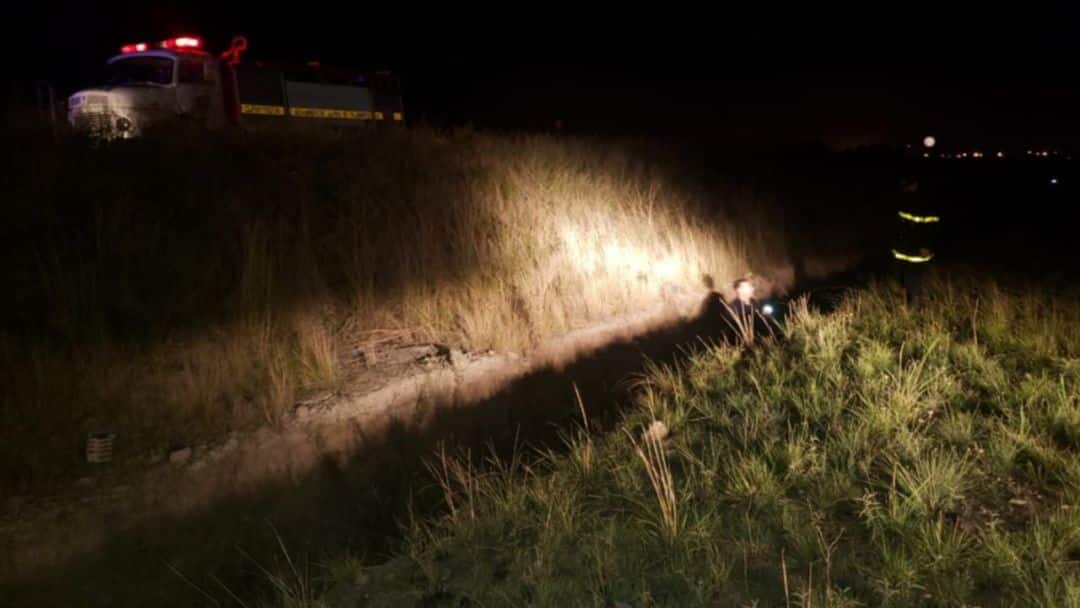 Un motociclista terminó en una zanja y la camioneta que lo chocó huyó
