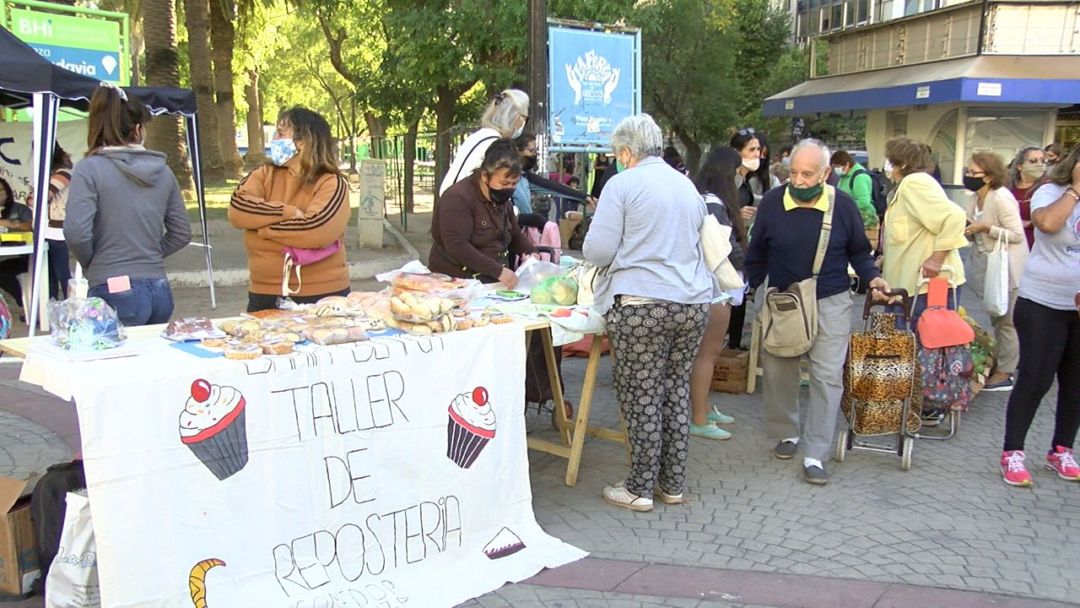 Feria de la economía popular en la Plaza Rivadavia