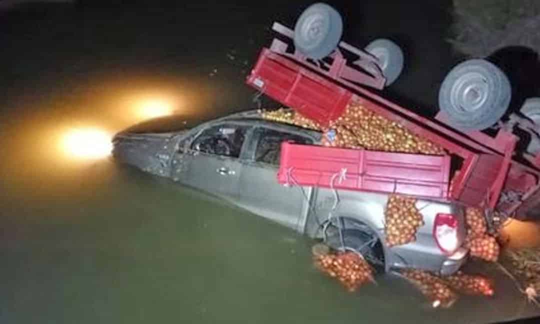 Perdió el control, volcó y terminó en un desagüe