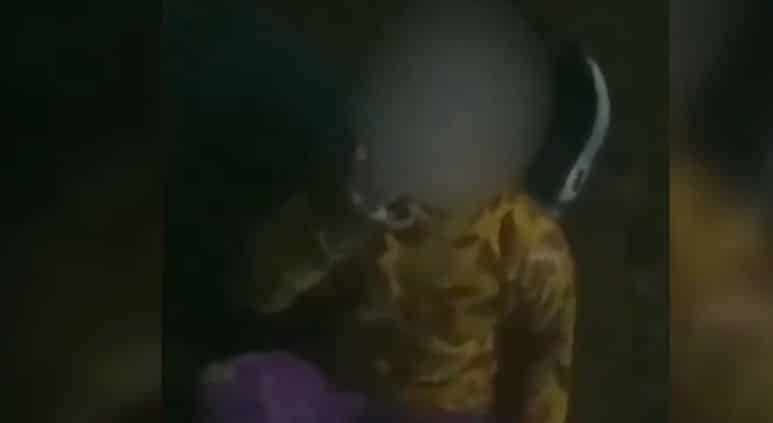 Una mujer le dio un cigarrillo a su beba de dos años y la filmó mientras fumaba: “Parece un ekeko”