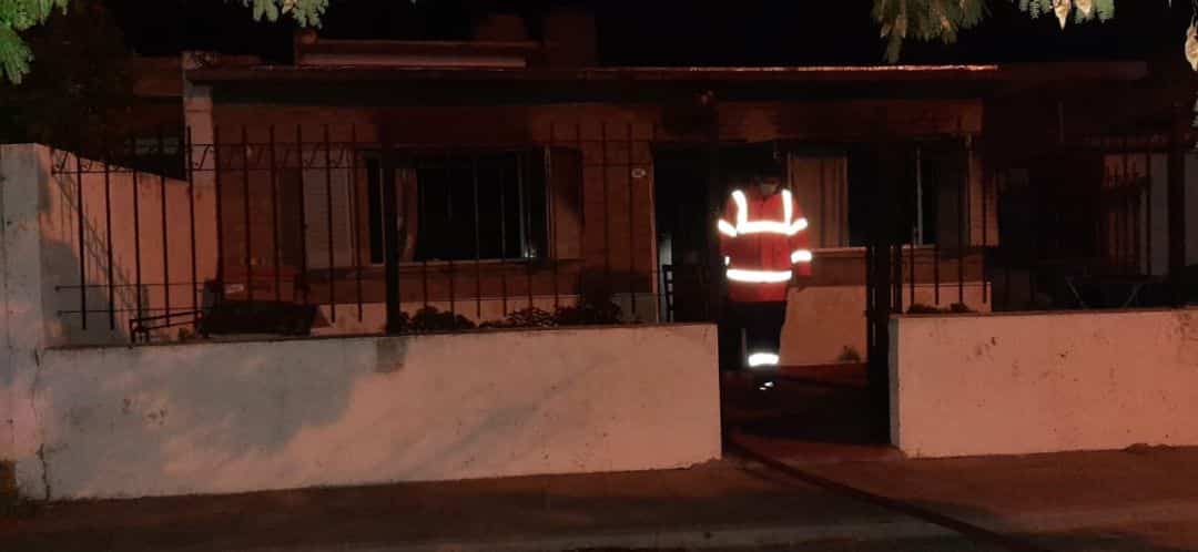 Una familia evacuada tras un incendio