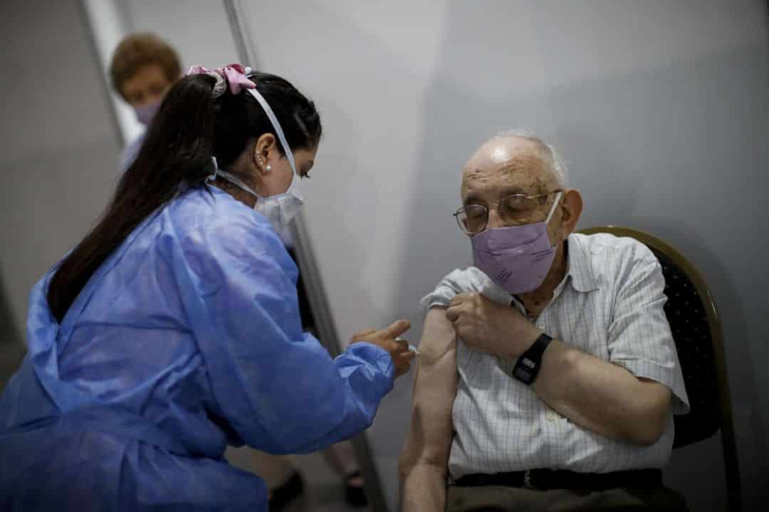 Una bioquímica argentina cuestionó el uso del barbijo y la vacuna contra el coronavirus