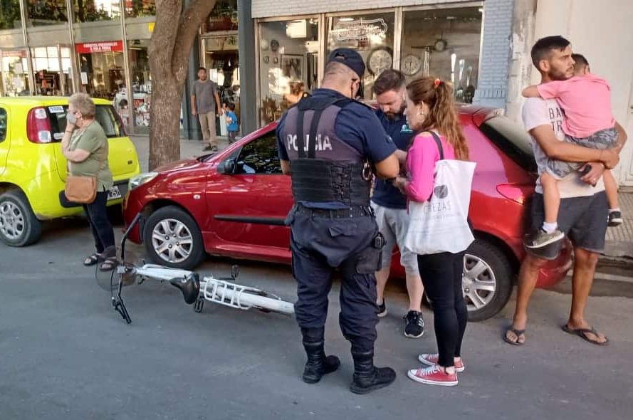 Ciclista herida: le abrieron la puerta de un auto, la chocó y terminó en el hospital