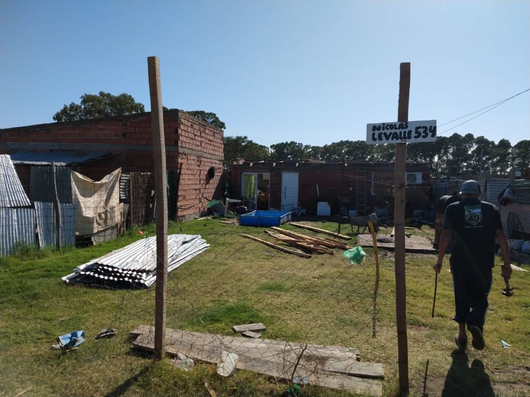 Por la tormenta se volaron las chapas de su casa y necesita ayuda