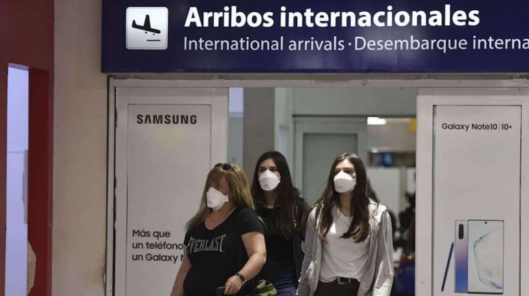 Nuevas medidas del Gobierno: los argentinos que ingresen del exterior deberán pagar el test de coronavirus y restringirán vuelos desde Brasil