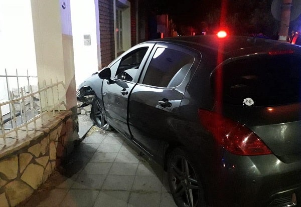 Manejaba borracho y chocó contra una casa